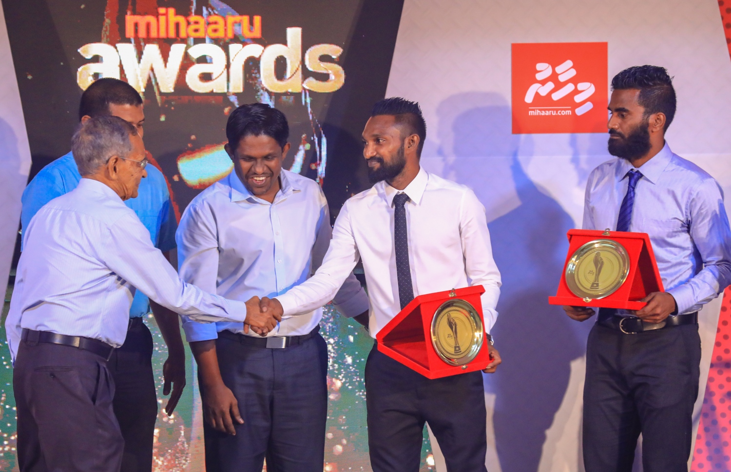 ޕެރެޑައިސް އައިލެންޑް ރިޒޯޓު: މޭ 5، 2018- ކުޅިވަރު ކުޅުންތެރިންނާއި ހިދުމަތްތެރިންގެ އަގު ފުޅާ ދާއިރާއެއްގައި ވަޒަންކުރުމުގެ ގޮތުން "މިހާރު" ނޫހުން ތައާރަފްކުރި "މިހާރު އެވޯޑްސް" ގެ ފުރަތަމަ އެވޯޑް ހަފުލާގެ ތެރެއިން.--- ފޮޓޯ: އިމޭޖަސް އެމްވީ