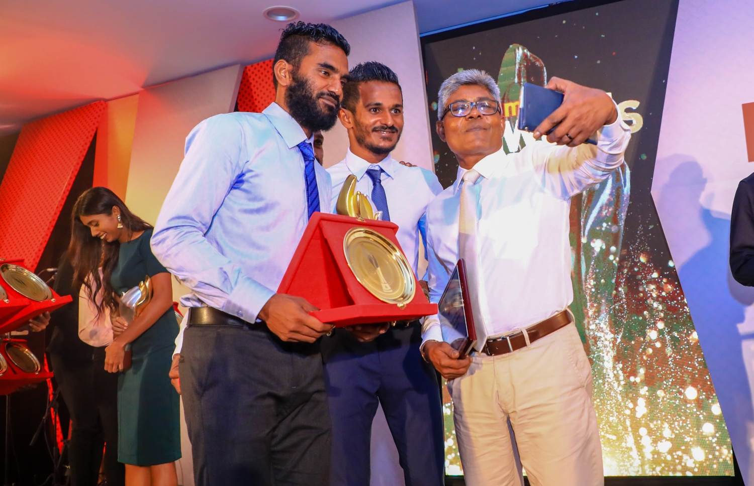 ޕެރެޑައިސް އައިލެންޑް ރިޒޯޓު: މޭ 5، 2018- ކުޅިވަރު ކުޅުންތެރިންނާއި ހިދުމަތްތެރިންގެ އަގު ފުޅާ ދާއިރާއެއްގައި ވަޒަންކުރުމުގެ ގޮތުން "މިހާރު" ނޫހުން ތައާރަފްކުރި "މިހާރު އެވޯޑްސް" ގެ ފުރަތަމަ އެވޯޑް ހަފުލާގެ ތެރެއިން.--- ފޮޓޯ: އިމޭޖަސް އެމްވީ