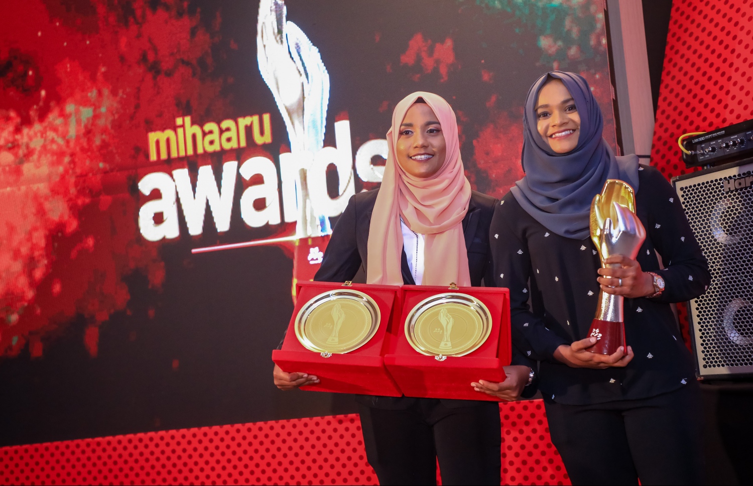 ޕެރެޑައިސް އައިލެންޑް ރިޒޯޓު: މޭ 5، 2018- ކުޅިވަރު ކުޅުންތެރިންނާއި ހިދުމަތްތެރިންގެ އަގު ފުޅާ ދާއިރާއެއްގައި ވަޒަންކުރުމުގެ ގޮތުން "މިހާރު" ނޫހުން ތައާރަފްކުރި "މިހާރު އެވޯޑްސް" ގެ ފުރަތަމަ އެވޯޑް ހަފުލާގެ ތެރެއިން.--- ފޮޓޯ: އިމޭޖަސް އެމްވީ