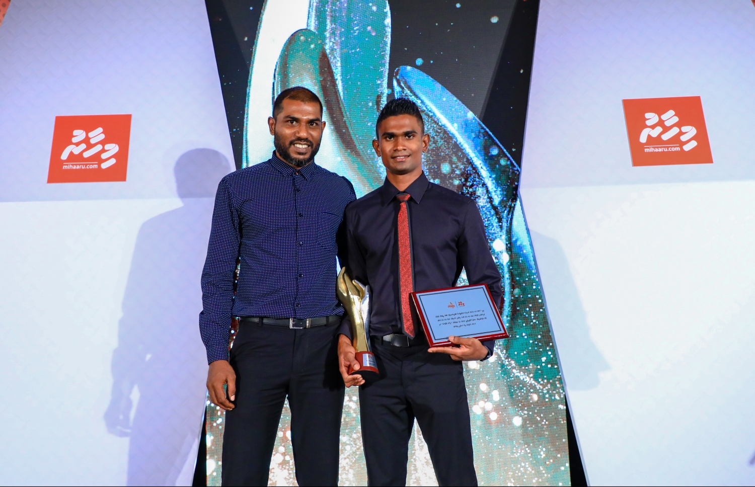 ޕެރެޑައިސް އައިލެންޑް ރިޒޯޓު: މޭ 5، 2018- ކުޅިވަރު ކުޅުންތެރިންނާއި ހިދުމަތްތެރިންގެ އަގު ފުޅާ ދާއިރާއެއްގައި ވަޒަންކުރުމުގެ ގޮތުން "މިހާރު" ނޫހުން ތައާރަފްކުރި "މިހާރު އެވޯޑްސް" ގެ ފުރަތަމަ އެވޯޑް ހަފުލާގެ ތެރެއިން.--- ފޮޓޯ: އިމޭޖަސް އެމްވީ