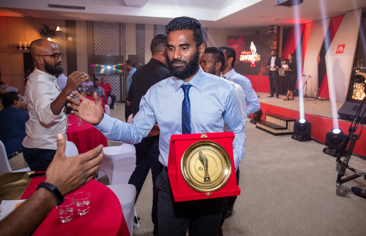 ޕެރެޑައިސް އައިލެންޑް ރިޒޯޓު: މޭ 5، 2018- ކުޅިވަރު ކުޅުންތެރިންނާއި ހިދުމަތްތެރިންގެ އަގު ފުޅާ ދާއިރާއެއްގައި ވަޒަންކުރުމުގެ ގޮތުން "މިހާރު" ނޫހުން ތައާރަފްކުރި "މިހާރު އެވޯޑްސް" ގެ ފުރަތަމަ އެވޯޑް ހަފުލާގެ ތެރެއިން.--- ފޮޓޯ: އިމޭޖަސް އެމްވީ