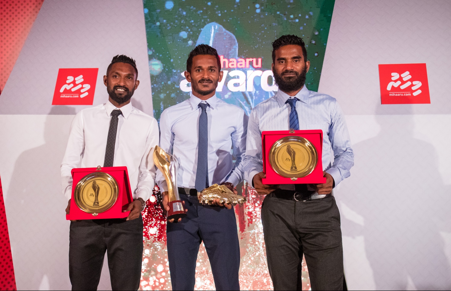 ޕެރެޑައިސް އައިލެންޑް ރިޒޯޓު: މޭ 5، 2018- ކުޅިވަރު ކުޅުންތެރިންނާއި ހިދުމަތްތެރިންގެ އަގު ފުޅާ ދާއިރާއެއްގައި ވަޒަންކުރުމުގެ ގޮތުން "މިހާރު" ނޫހުން ތައާރަފްކުރި "މިހާރު އެވޯޑްސް" ގެ ފުރަތަމަ އެވޯޑް ހަފުލާގެ ތެރެއިން.--- ފޮޓޯ: އިމޭޖަސް އެމްވީ