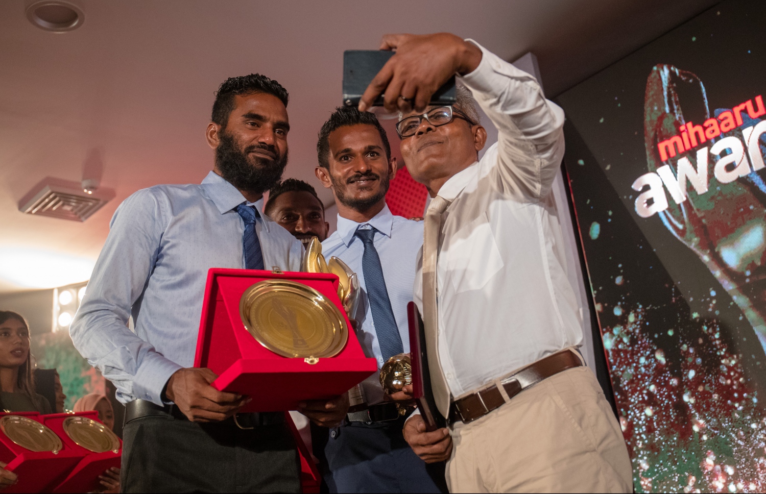 ޕެރެޑައިސް އައިލެންޑް ރިޒޯޓު: މޭ 5، 2018- ކުޅިވަރު ކުޅުންތެރިންނާއި ހިދުމަތްތެރިންގެ އަގު ފުޅާ ދާއިރާއެއްގައި ވަޒަންކުރުމުގެ ގޮތުން "މިހާރު" ނޫހުން ތައާރަފްކުރި "މިހާރު އެވޯޑްސް" ގެ ފުރަތަމަ އެވޯޑް ހަފުލާގެ ތެރެއިން.--- ފޮޓޯ: އިމޭޖަސް އެމްވީ