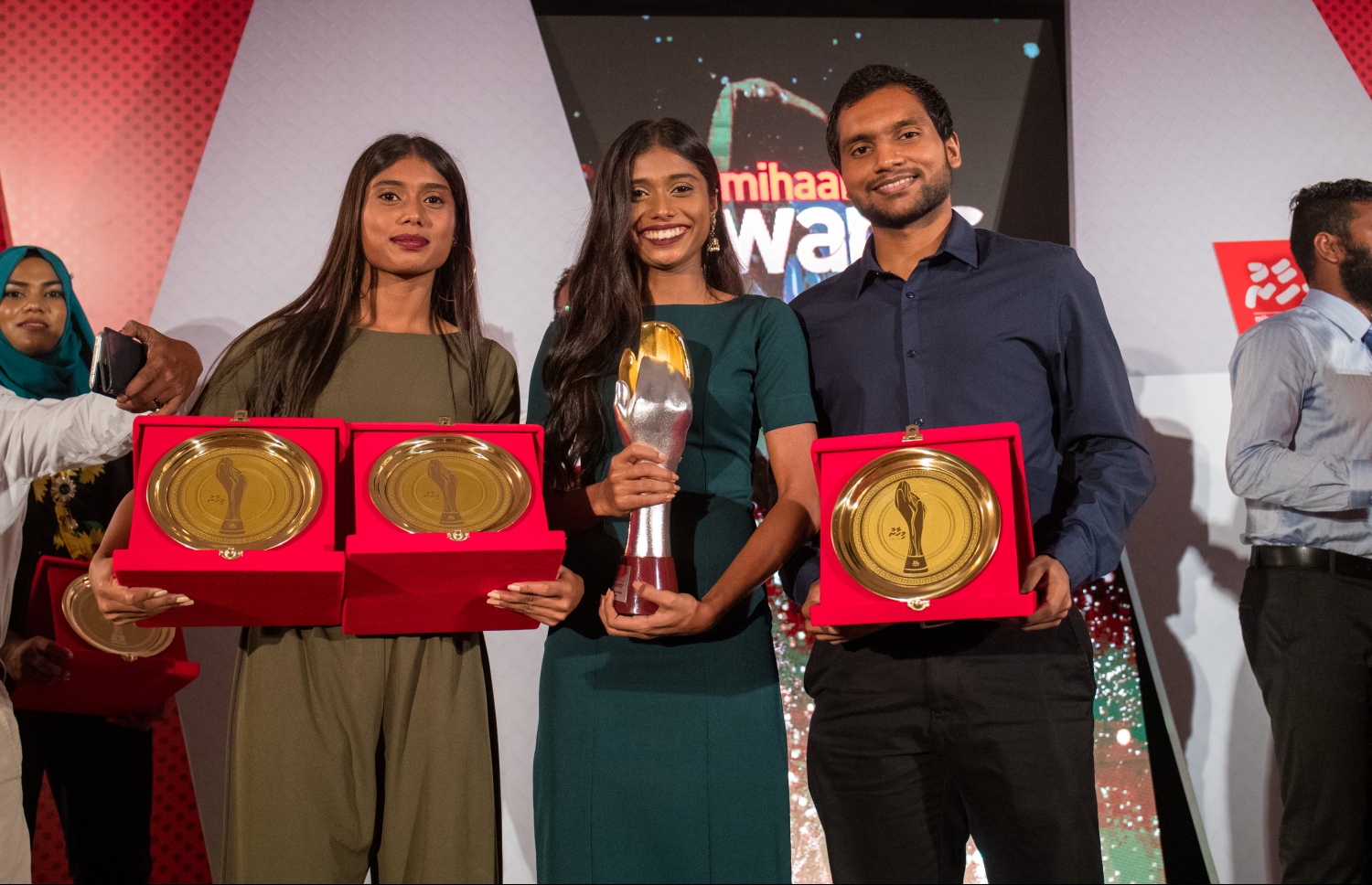 ޕެރެޑައިސް އައިލެންޑް ރިޒޯޓު: މޭ 5، 2018- ކުޅިވަރު ކުޅުންތެރިންނާއި ހިދުމަތްތެރިންގެ އަގު ފުޅާ ދާއިރާއެއްގައި ވަޒަންކުރުމުގެ ގޮތުން "މިހާރު" ނޫހުން ތައާރަފްކުރި "މިހާރު އެވޯޑްސް" ގެ ފުރަތަމަ އެވޯޑް ހަފުލާގެ ތެރެއިން.--- ފޮޓޯ: އިމޭޖަސް އެމްވީ