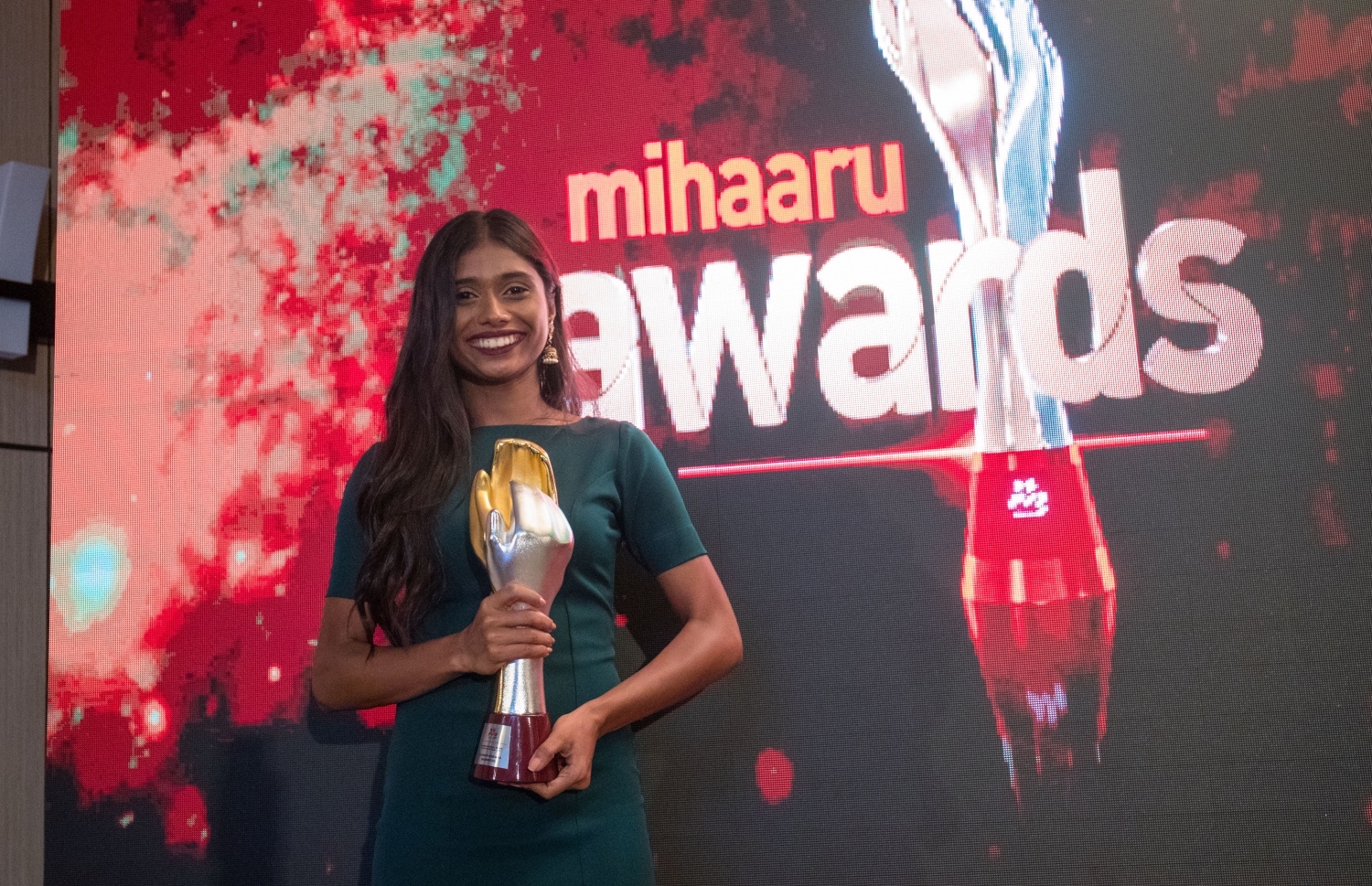 ޕެރެޑައިސް އައިލެންޑް ރިޒޯޓު: މޭ 5، 2018- ކުޅިވަރު ކުޅުންތެރިންނާއި ހިދުމަތްތެރިންގެ އަގު ފުޅާ ދާއިރާއެއްގައި ވަޒަންކުރުމުގެ ގޮތުން "މިހާރު" ނޫހުން ތައާރަފްކުރި "މިހާރު އެވޯޑްސް" ގެ ފުރަތަމަ އެވޯޑް ހަފުލާގެ ތެރެއިން.--- ފޮޓޯ: އިމޭޖަސް އެމްވީ