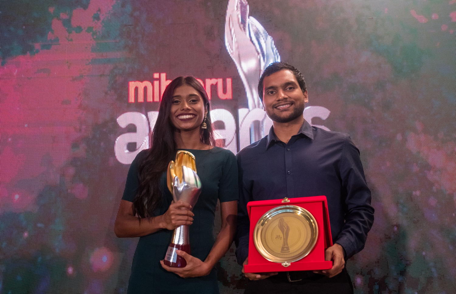 ޕެރެޑައިސް އައިލެންޑް ރިޒޯޓު: މޭ 5، 2018- ކުޅިވަރު ކުޅުންތެރިންނާއި ހިދުމަތްތެރިންގެ އަގު ފުޅާ ދާއިރާއެއްގައި ވަޒަންކުރުމުގެ ގޮތުން "މިހާރު" ނޫހުން ތައާރަފްކުރި "މިހާރު އެވޯޑްސް" ގެ ފުރަތަމަ އެވޯޑް ހަފުލާގެ ތެރެއިން.--- ފޮޓޯ: އިމޭޖަސް އެމްވީ