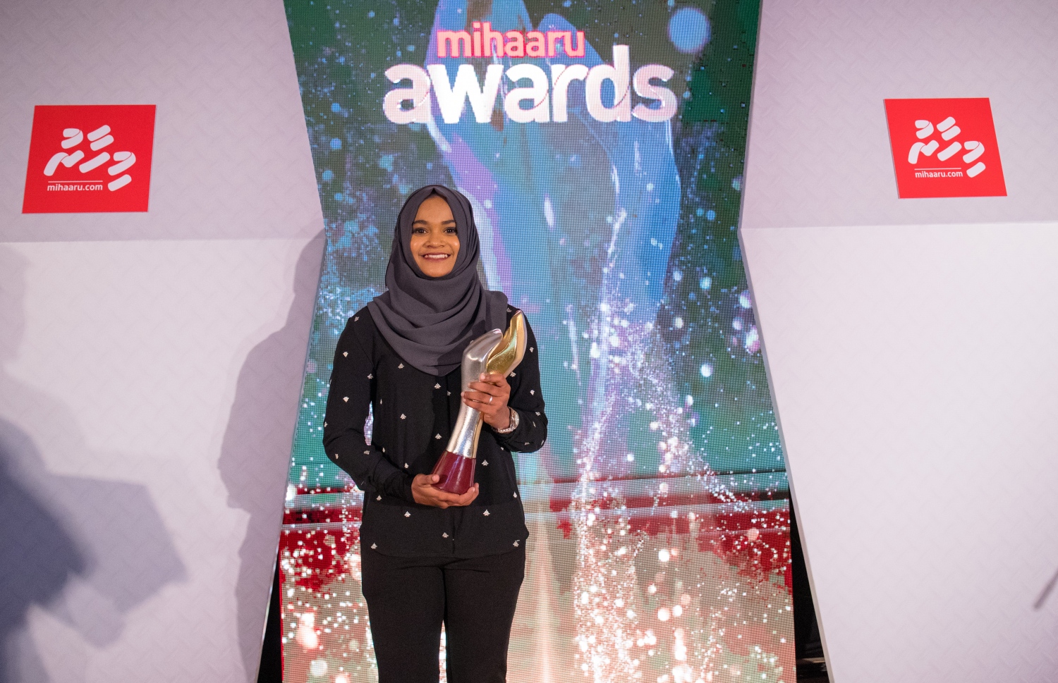 ޕެރެޑައިސް އައިލެންޑް ރިޒޯޓު: މޭ 5، 2018- ކުޅިވަރު ކުޅުންތެރިންނާއި ހިދުމަތްތެރިންގެ އަގު ފުޅާ ދާއިރާއެއްގައި ވަޒަންކުރުމުގެ ގޮތުން "މިހާރު" ނޫހުން ތައާރަފްކުރި "މިހާރު އެވޯޑްސް" ގެ ފުރަތަމަ އެވޯޑް ހަފުލާގެ ތެރެއިން.--- ފޮޓޯ: އިމޭޖަސް އެމްވީ