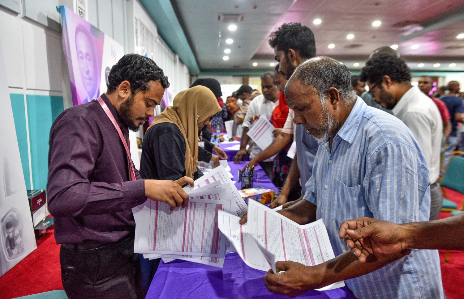 ފްލެޓަށް އެދެން މީހަކު ފޯމު ނަގަނީ. --ފޮޓޯ: ނިޝާން އަލީ/މިހާރު