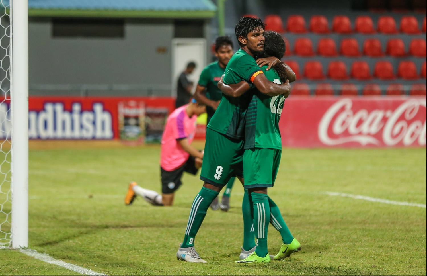 ވެެލެންސިއާ ކޮޅަށް ލަނޑު ޖެހުމަށްފަހު އަސަދުﷲ (ވ) އެ ޓީމުގެ ކުޅުންތެރިއަކާ އެކު. -- ފޮޓޯ: ނިޝާން އަލީ/ މިހާރު