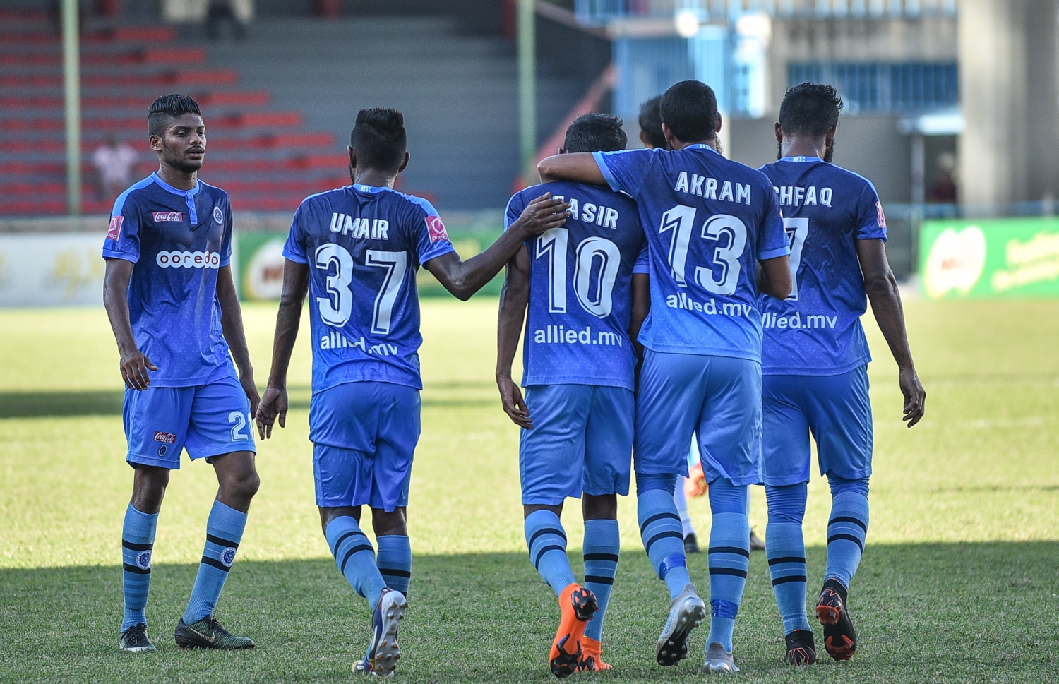 ސެންޓޭ (10) ލަނޑު ޖެހުމުން އަކްރަމް (13) އާއި އުމެއިރު (37) އަދި ބޮބީ (ވ) މަރުހަބާ ކިޔަނީ. --ފޮޓޯ: ނިޝާން އަލީ/ މިހާރު