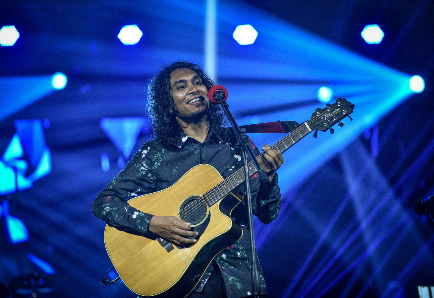 މެއި 8، 2018: އިސްމާއިލް އައްފާންގެ "ގެނބެންދެން" އަލްބަމް ރިލީޒްކުރުމަށް އޮލިމްޕަހުގައި ބޭއްވި ޝޯގައި އޭނާ ޕާފޯމްކުރަނީ. -- ފޮޓޯ: ނިޝާން އަލީ/މިހާރު