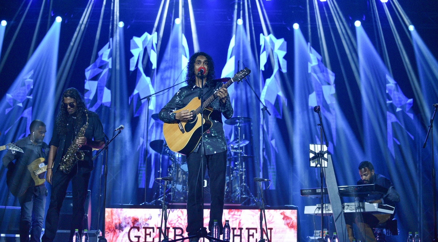 މެއި 8، 2018: އިސްމާއިލް އައްފާންގެ "ގެނބެންދެން" އަލްބަމް ރިލީޒްކުރުމަށް އޮލިމްޕަހުގައި ބޭއްވި ޝޯގައި އޭނާ ޕާފޯމްކުރަނީ. -- ފޮޓޯ: ނިޝާން އަލީ/މިހާރު