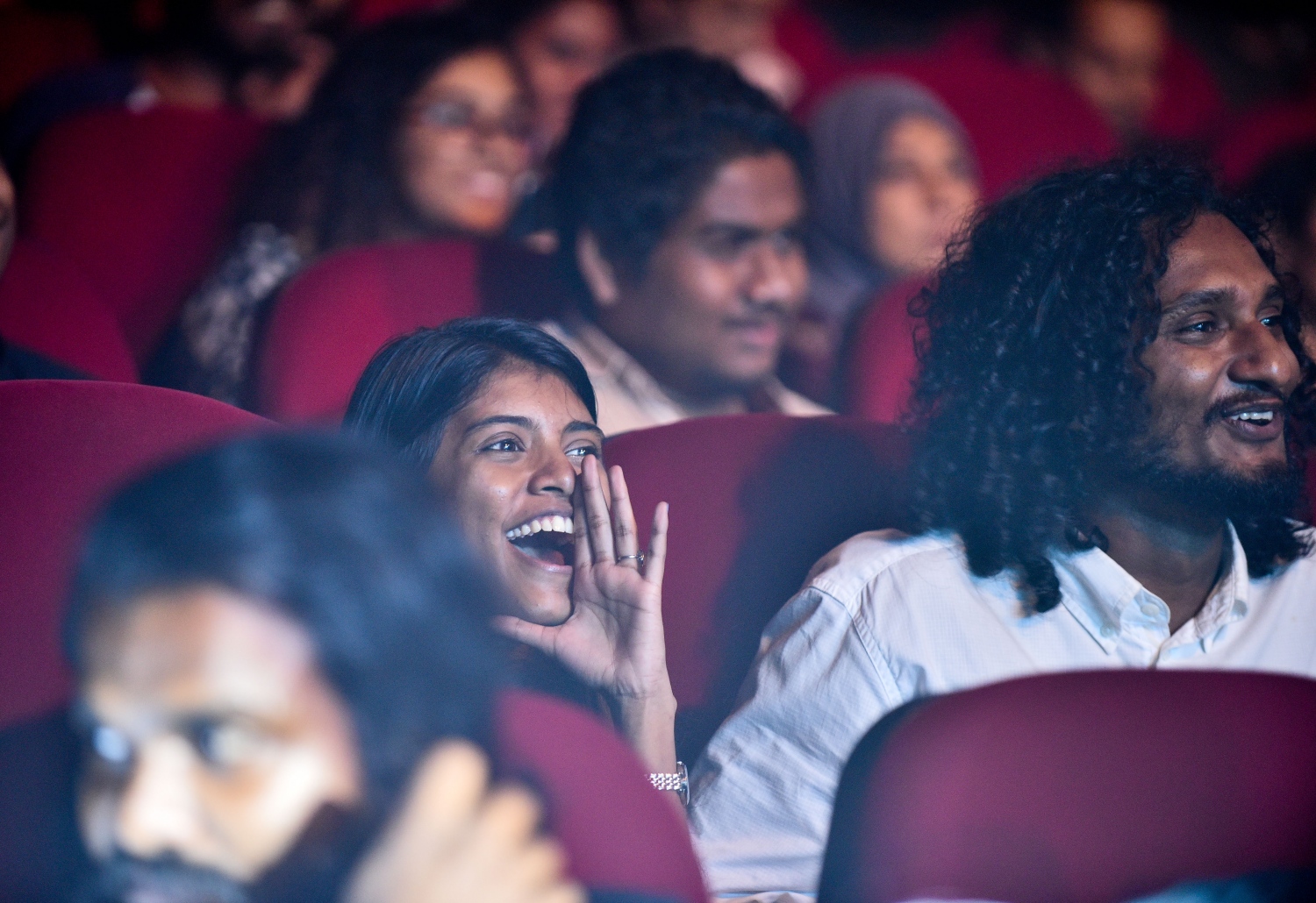 މެއި 8، 2018: އިސްމާއިލް އައްފާންގެ "ގެނބެންދެން" އަލްބަމް ރިލީޒްކުރުމަށް އޮލިމްޕަހުގައި ބޭއްވި ޝޯ ބަލަން ގޮސް ތިބި ބައެއް މީހުން. -- ފޮޓޯ: ނިޝާން އަލީ/މިހާރު