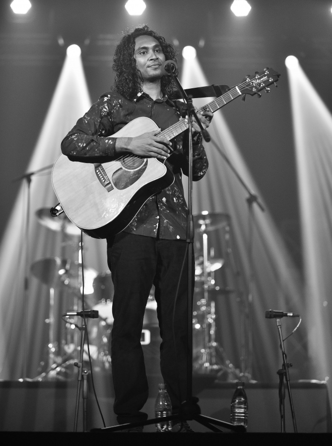 މެއި 8، 2018: އިސްމާއިލް އައްފާންގެ "ގެނބެންދެން" އަލްބަމް ރިލީޒްކުރުމަށް އޮލިމްޕަހުގައި ބޭއްވި ޝޯގައި އޭނާ ޕާފޯމްކުރަނީ. -- ފޮޓޯ: ނިޝާން އަލީ/މިހާރު