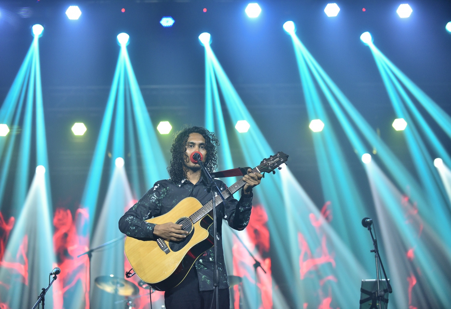 މެއި 8، 2018: އިސްމާއިލް އައްފާންގެ "ގެނބެންދެން" އަލްބަމް ރިލީޒްކުރުމަށް އޮލިމްޕަހުގައި ބޭއްވި ޝޯގައި އޭނާ ޕާފޯމްކުރަނީ. -- ފޮޓޯ: ނިޝާން އަލީ/މިހާރު