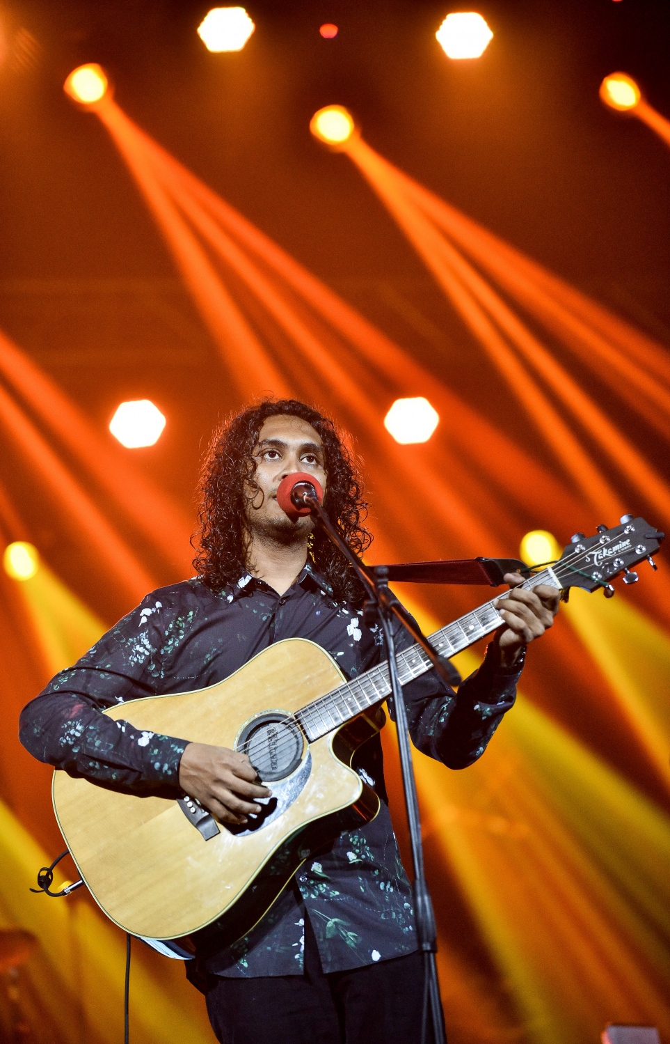 މެއި 8، 2018: އިސްމާއިލް އައްފާންގެ "ގެނބެންދެން" އަލްބަމް ރިލީޒްކުރުމަށް އޮލިމްޕަހުގައި ބޭއްވި ޝޯގައި އޭނާ ޕާފޯމްކުރަނީ. -- ފޮޓޯ: ނިޝާން އަލީ/މިހާރު