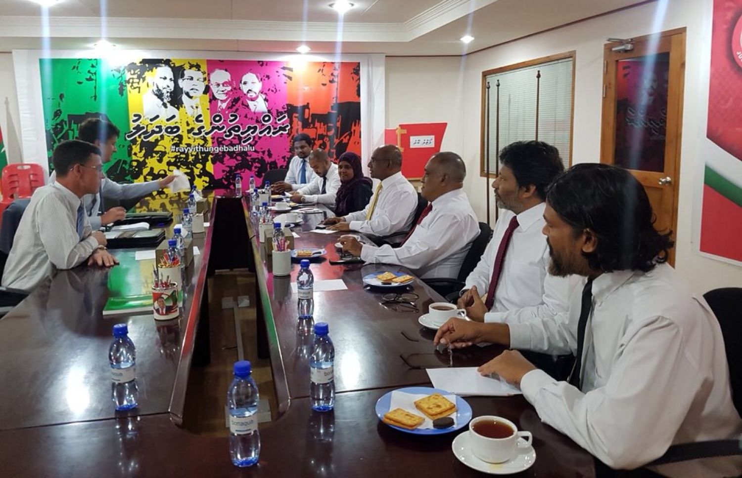 ޑޯރިސް، އިދިކޮޅު ޕާޓީތަކުގެ އިސް ބޭފުޅުންނާ ބައްދަލު ކުރައްވަނީ.