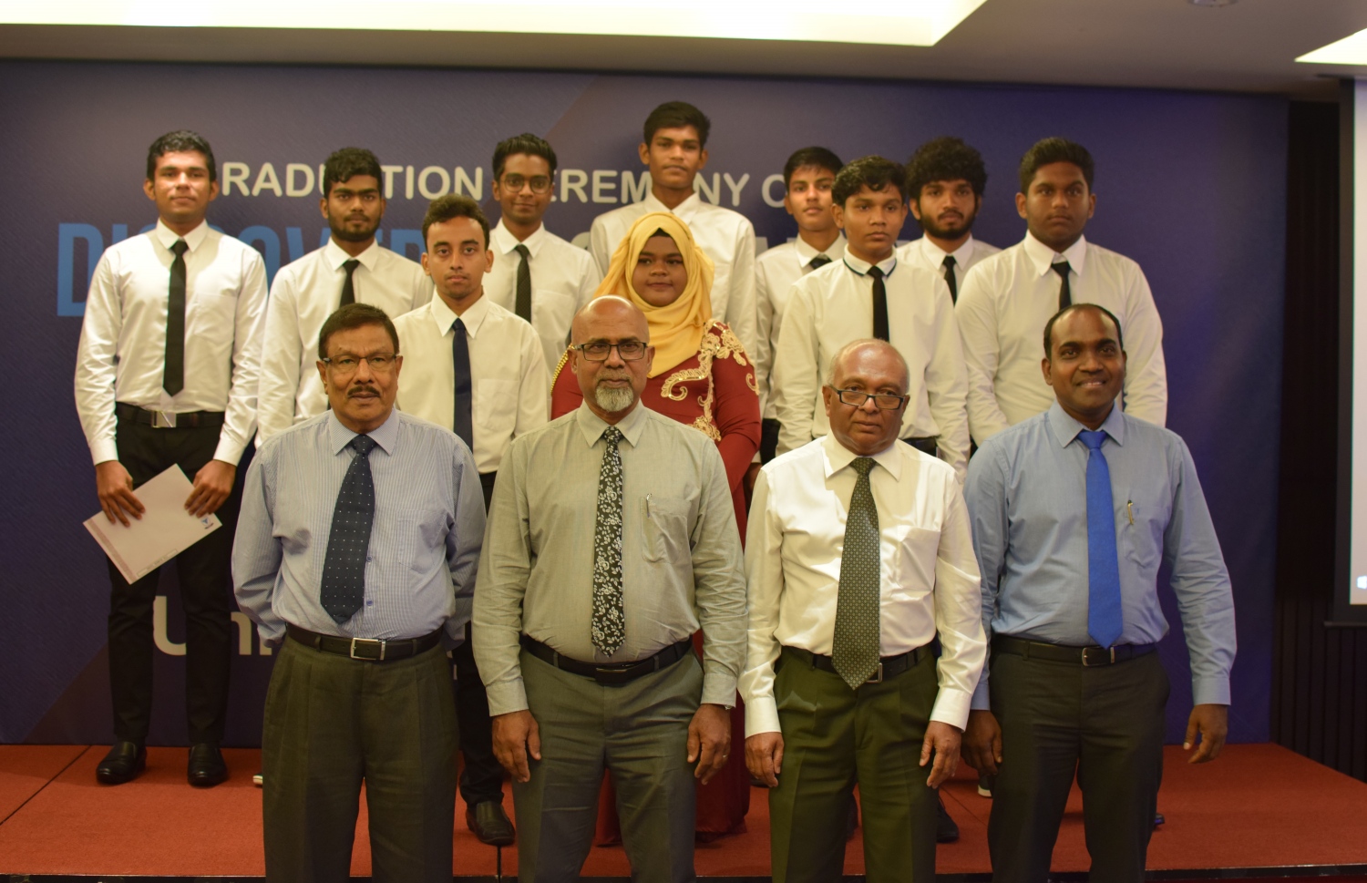 ވިލާ ކޮލެޖާ ގުޅިގެން ޔުނިވާސަލް ފައުންޑޭޝަނުން ހިންގި ސްކޮލަޝިޕް ޕްރޮގްރާމުގެ ފުރަތަމަ ބެޗުން ނިންމި ދަރިވަރުންނާ އެކު، (ކ-ވ) ޔުނިވާސަލް ފައުންޑޭޝަންގެ ރައީސް އިޔާޒު، ވިލާ ކޮލެޖުގެ ރެކްޓާ ޑރ. އަންވަރު، އެޑިއުކޭޝަންގެ ޑެޕިއުޓީ މިނިސްޓަރު ޑރ. މުހުސިން އަދި ޔުނިވާސަލް ފައުންޑޭޝަންގެ ޗެއާމަން މުހައްމަދު އުމަރު މަނިކު ފޮޓޯއަކަށް ހުއްޓިލައިގެން -- ފޮޓޯ: ވިލާ ކޮލެޖު