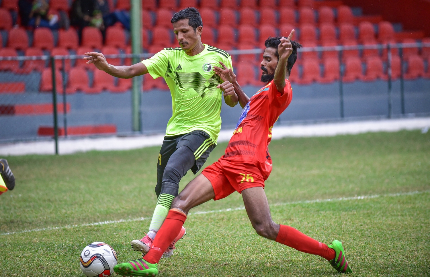 ޖޭޖޭގެ ބިޗަޑް (ވ) ދަ ގޭންުގުގެ އަޖޭ ކައިރިން ބޯޅަ ހިފައިގެންދާން މަސައްކަތްކުރަނީ.-- ފޮޓޯ: ނިޝާން އަލީ/ މިހާރު