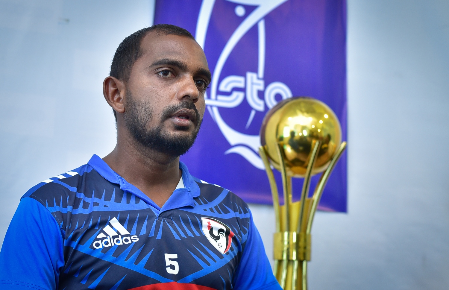 ނޫސްވެރިންގެ ބައްދަލުވުމުގައި ތިމަރަފުށީ ޓީމުގެ ކެޕްޓަން އަބްދުއްނާސިރު ވާހަކަ ދައްކަނީ.-- ފޮޓޯ: ނިޝާން އަލީ/ މިހާރު