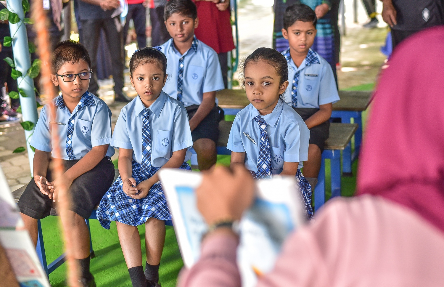 ޖަމާލުއްދީން ސްކޫލުގައި މިއަދު ހުޅުވި އައުޓްޑޯ ކްލާސްރޫމްގައި، ދަރިވަރުންތަކެއް ކިޔަވަނީ .-- ފޮޓޯ: ނިޝާން އަލީ/ މިހާރު