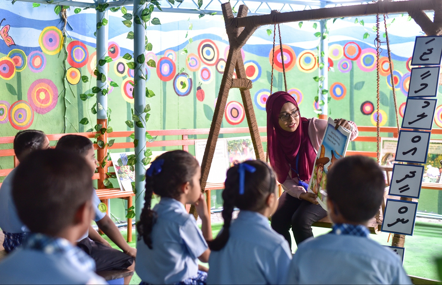 ކުޑަކުދިންތަކެއް ސްކޫލެއްގައި ކިޔަވަނީ. --- ފޮޓޯ: މިހާރު