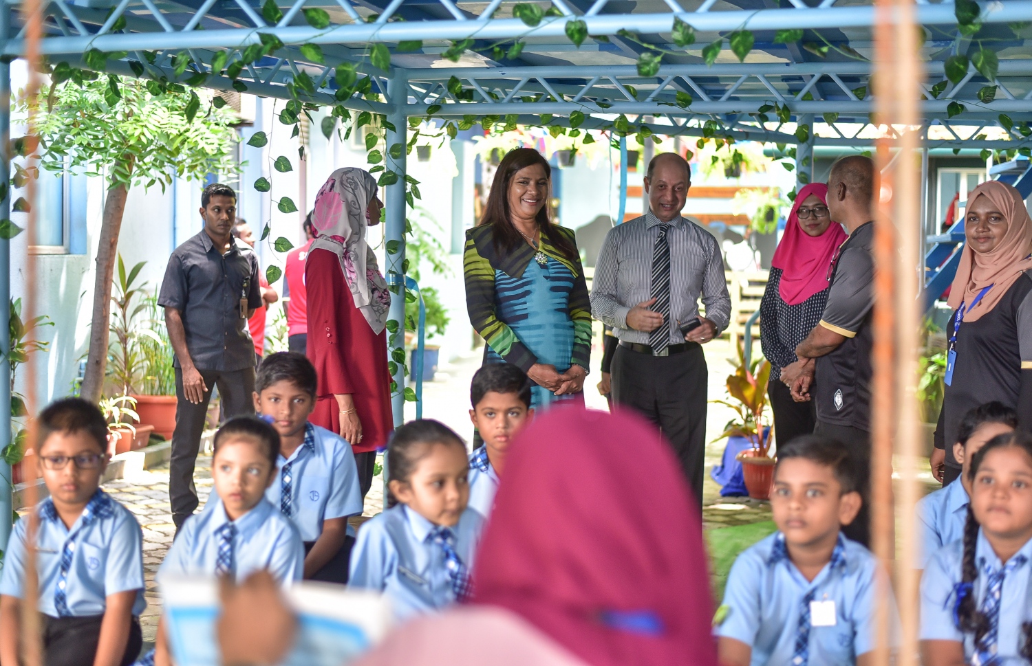 ޖަމާލުއްދީން ސްކޫލުގައި މިއަދު ހުޅުވި އައުޓްޑޯ ކްލާސްރޫމް، އެޑިއުކޭޝަން މިނިސްޓަރު ޑރ. އާއިޝަތު ޝިހާމް ބައްލަވައިލައްވަނީ .-- ފޮޓޯ: ނިޝާން އަލީ/ މިހާރު