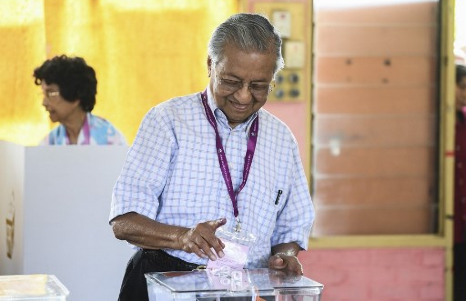 މެލޭޝިއާ: މޭ 10، 2018: މެލޭޝިއާގައި ބުދަ ދުވަހު ބޭއްވި އާއްމު އިންތިޚާބުގައި ކުރީގެ ބޮޑު ވަޒީރު މަހާތިރު މުހައްމަދު ވޯޓު ދެއްވަނީ.-- ފޮޓޯ: އޭއެފްޕީ