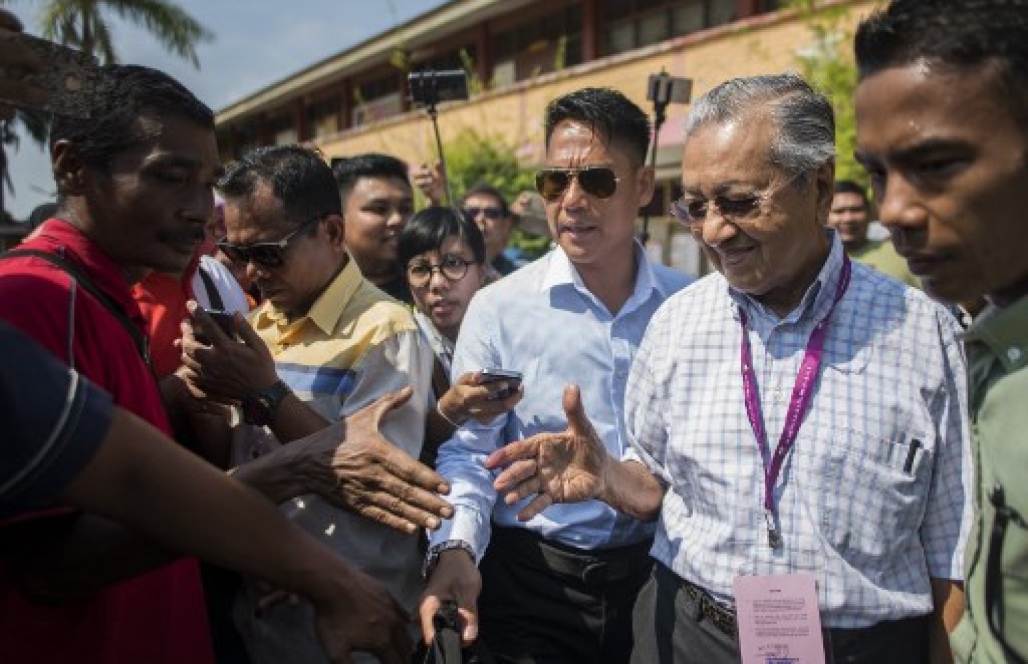 މެލޭޝިއާ: މޭ 10، 2018: މެލޭޝިއާގައި ބުދަ ދުވަހު ބޭއްވި އާއްމު އިންތިޚާބު ކުރީގެ ބޮޑު ވަޒީރު މަހާތިރު މުހައްމަދުގެ ކޯލިޝަނުން ކާމިޔާބުކޮށްފައިވާ ކަމަށް އިލެކްޝަންސް ކޮމިޝަނުން އިއުލާން ކުރުމާ ގުޅިގެން އެޕާޓީއަށް ތާއީދު ކުރާބައެއް ފަރާތްތަކުން އުފާފާޅުކުރަނީ.-- ފޮޓޯ: އޭއެފްޕީ