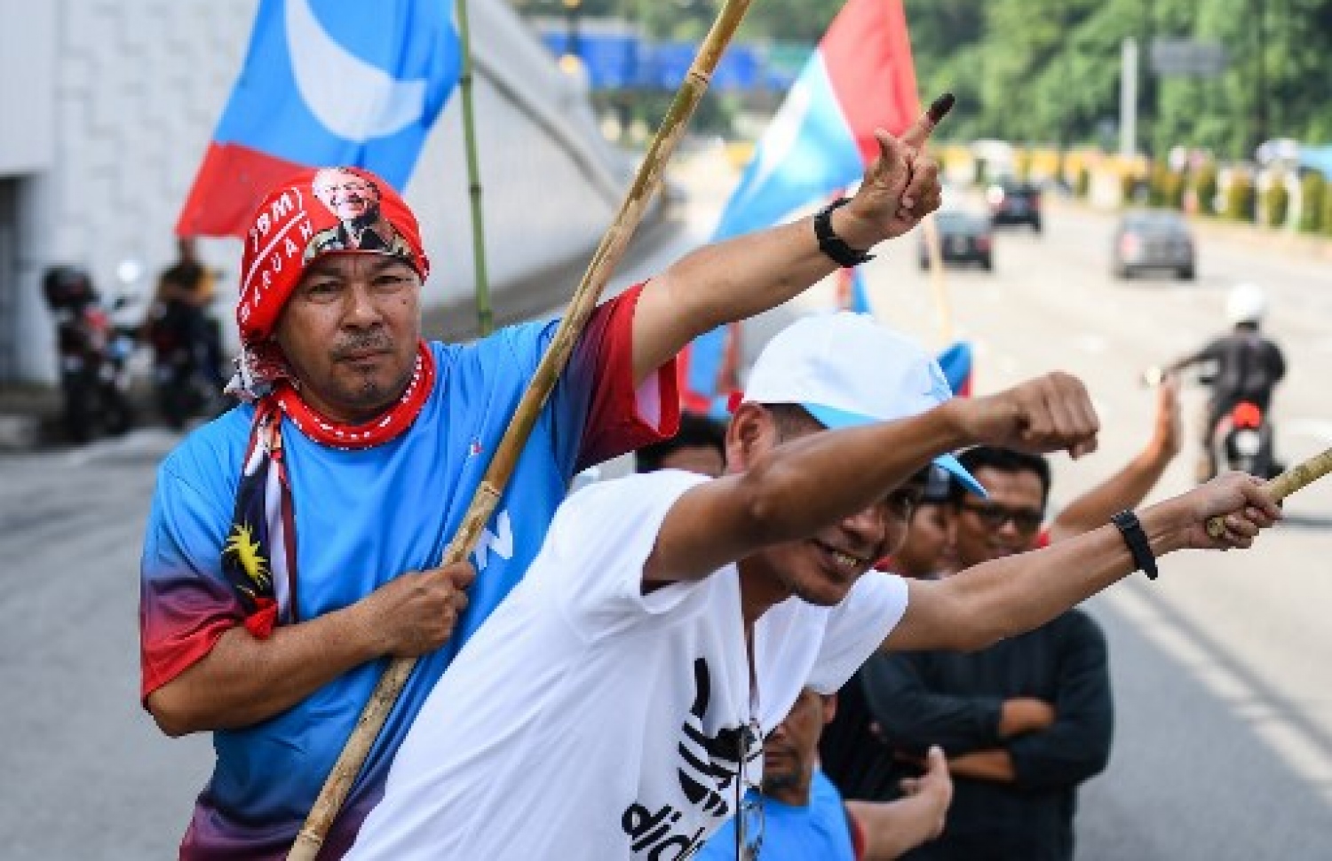 މެލޭޝިއާ: މޭ 10، 2018: މެލޭޝިއާގައި ބުދަ ދުވަހު ބޭއްވި އާއްމު އިންތިޚާބު ކުރީގެ ބޮޑު ވަޒީރު މަހާތިރު މުހައްމަދުގެ ކޯލިޝަނުން ކާމިޔާބުކޮށްފައިވާ ކަމަށް އިލެކްޝަންސް ކޮމިޝަނުން އިއުލާން ކުރުމާ ގުޅިގެން އެޕާޓީއަށް ތާއީދު ކުރާބައެއް ފަރާތްތަކުން އުފާފާޅުކުރަނީ.-- ފޮޓޯ: އޭއެފްޕީ