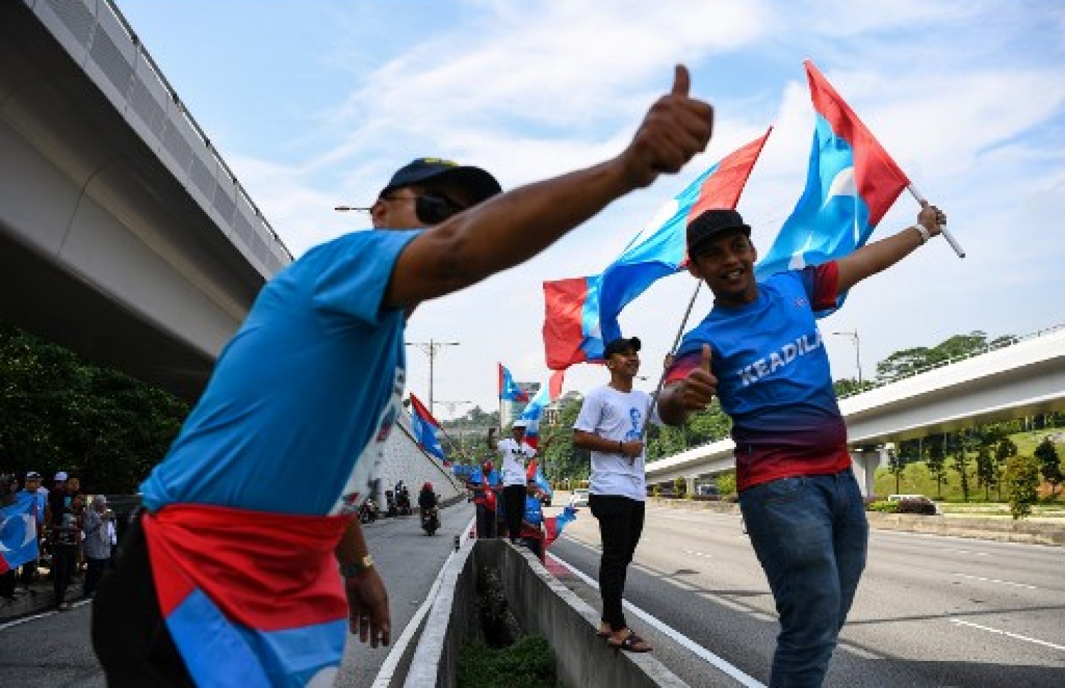 މެލޭޝިއާ: މޭ 10، 2018: މެލޭޝިއާގައި ބުދަ ދުވަހު ބޭއްވި އާއްމު އިންތިޚާބު ކުރީގެ ބޮޑު ވަޒީރު މަހާތިރު މުހައްމަދުގެ ކޯލިޝަނުން ކާމިޔާބުކޮށްފައިވާ ކަމަށް އިލެކްޝަންސް ކޮމިޝަނުން އިއުލާން ކުރުމާ ގުޅިގެން އެޕާޓީއަށް ތާއީދު ކުރާބައެއް ފަރާތްތަކުން އުފާފާޅުކުރަނީ.-- ފޮޓޯ: އޭއެފްޕީ