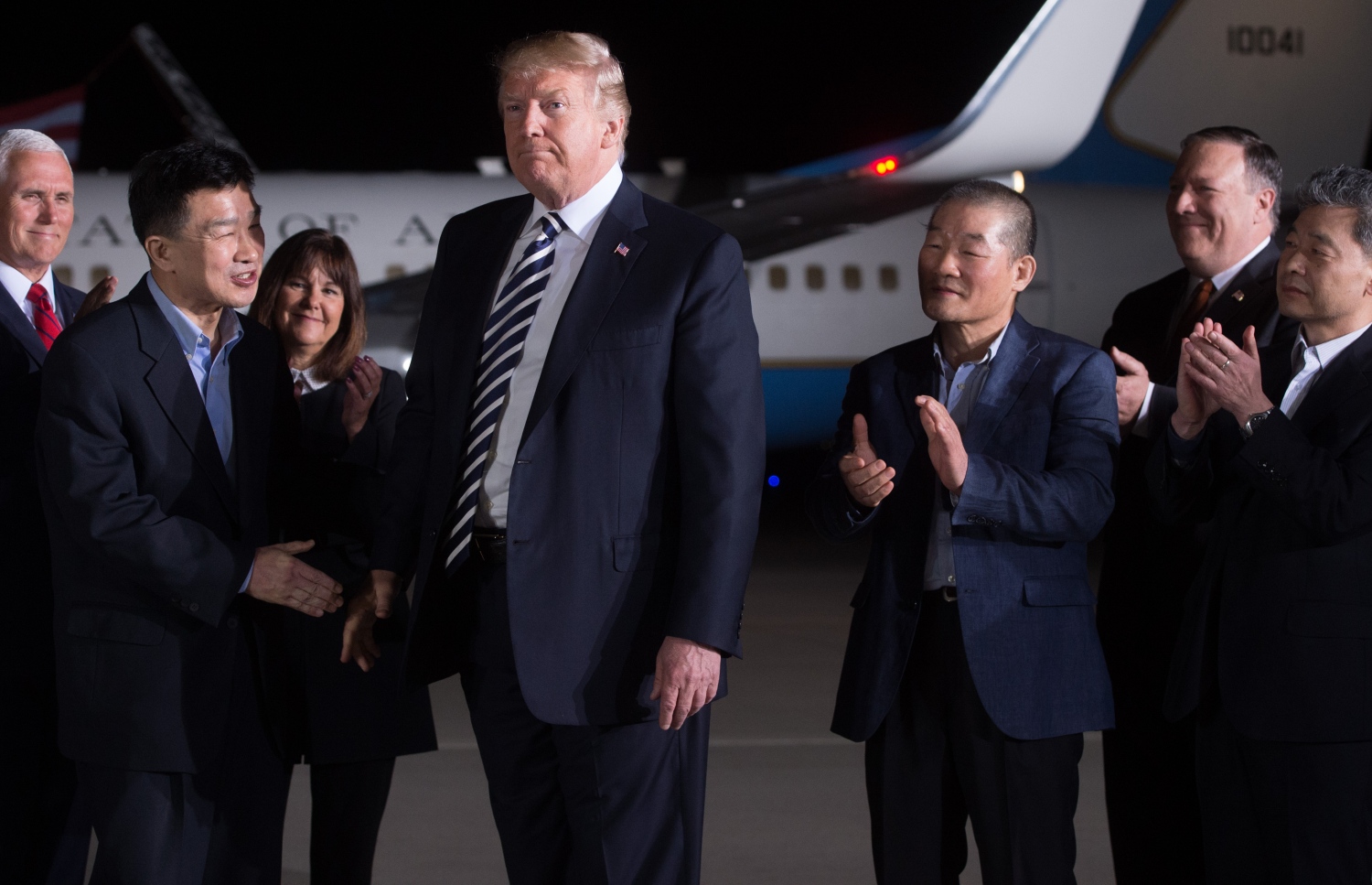 ނޯތު ކޮރެއާ އިން މިނިވަން ކުރި ތިން ގައިދީންނާ އެކު އެމެރިކާގެ ރައީސް ޑޮނަލްޑް ޓްރަމްޕް (މ) އެއާޕޯޓުގައި ނޫސްވެރިންނާ ވާހަކަ ދައްކަވަނީ. --ފޮޓޯ:އޭއެފްޕީ