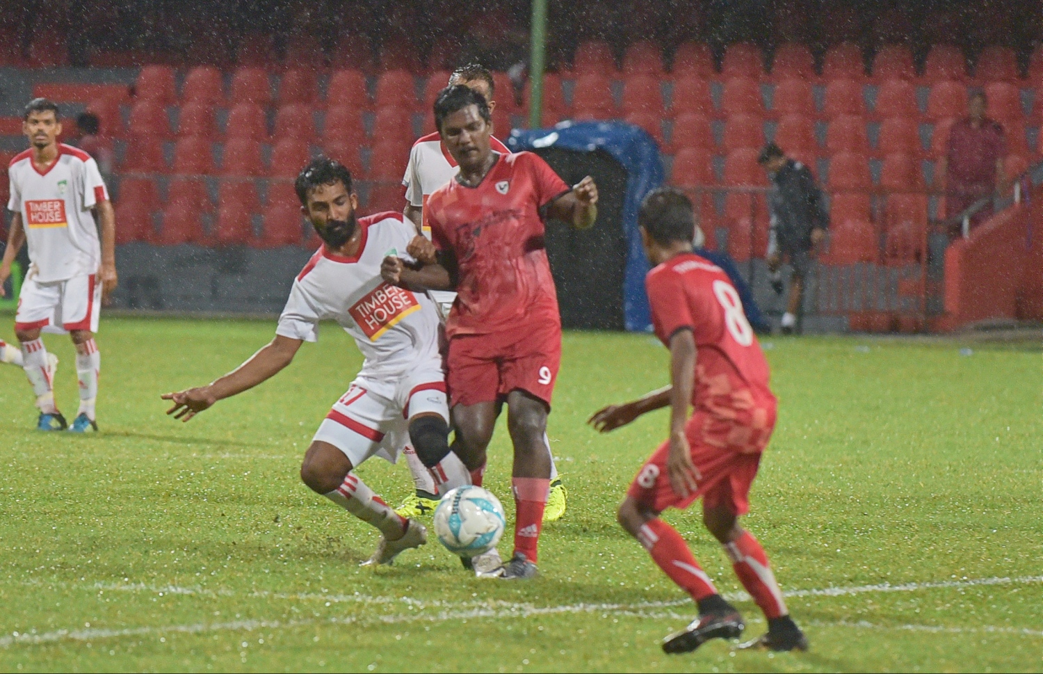 ތިމަރަފުށީގެ ތޯހިރު (ކ) ފޯކައިދޫގެ ކުޅުންތެރިއަކު ކައިރިން ބޯޅަ ހިފައިގެންދާން މަސައްކަތްކުރަނީ. -- ފޮޓޯ: ނިޝާން އަލީ/ މިހާރު