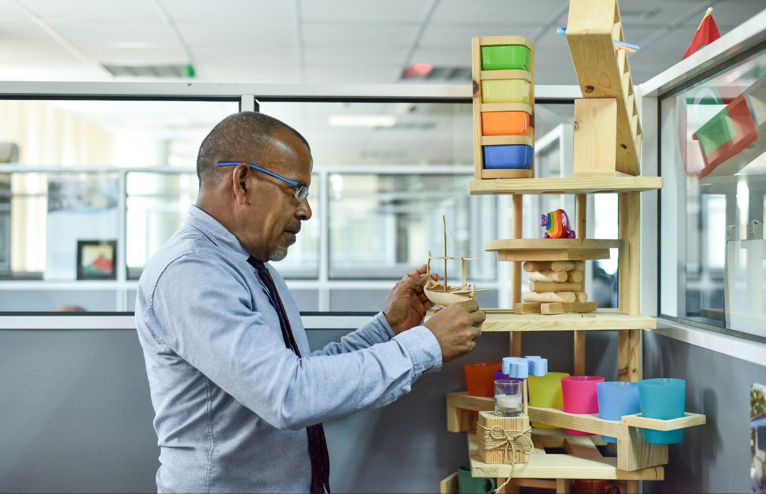 ޖައުފަރު އޭނާ ހަދާފައި ހުރި ހަރުގަނޑެއްގައި ކުޑަ ދޯންޏެއް ބަހައްޓާލަނީ. ފޮޓޯ: ނިޝާން އަލީ/ މިހާރު