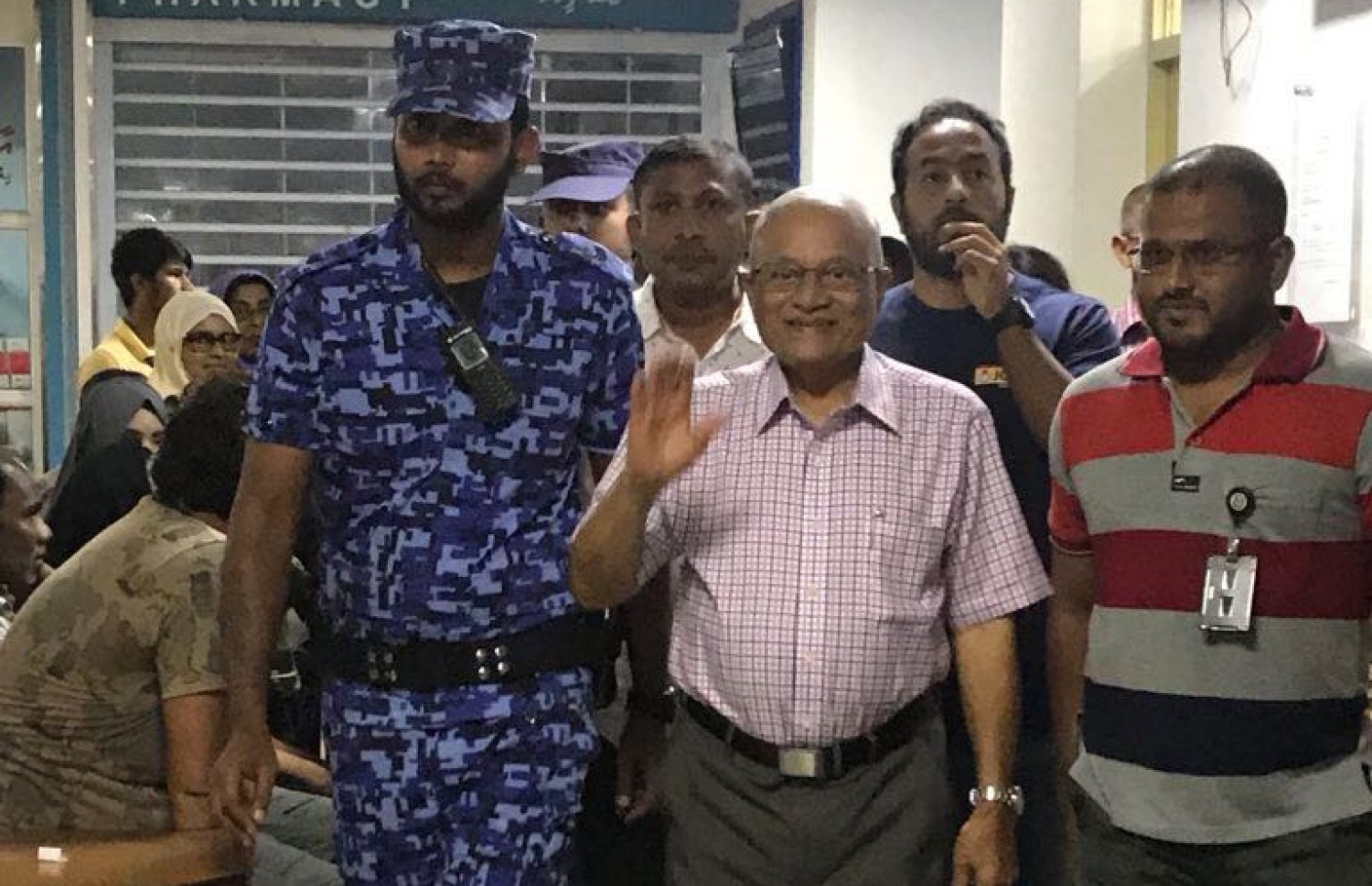 މިހާރު ދޫނިދޫ ޖަލުގައި ބަންދުކޮށްފައިވާ، ކުރީގެ ރައީސް މައުމޫން އޭޑީކޭ ހޮސްޕިޓަލުން މިދިޔަ ހުކުރު ދުވަހު ފަރުވާ ހޯއްދެވުމަށް ފަހު އަނބުރާ ޖަލަށް ގެންދަނީ.