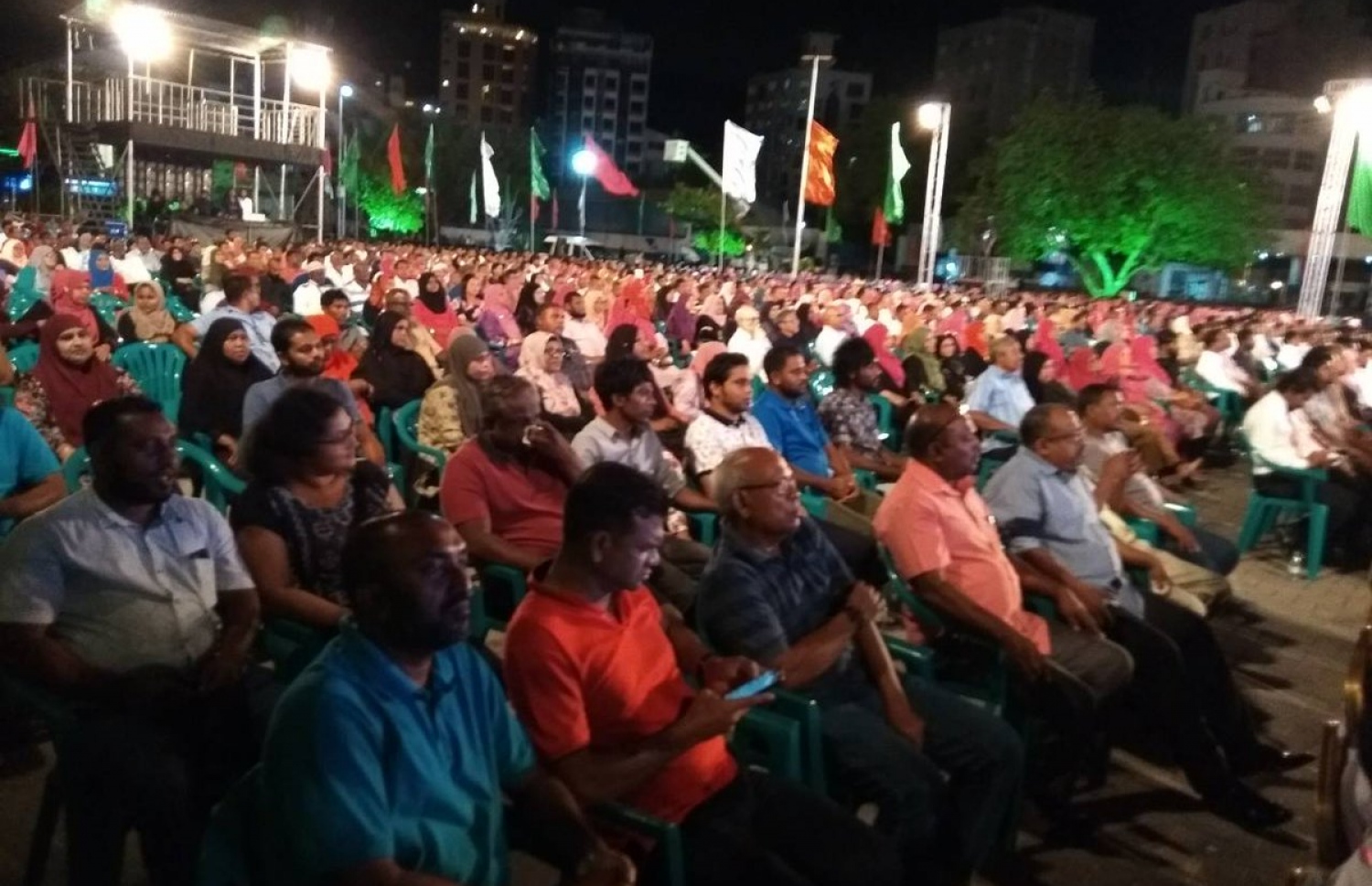 ޕީޕީއެމުން މިރޭ ބޭއްވި ޖަލްސާގައި ބައިވެރިވި ބައެއް މީހުން: ވަރަށް ގިނަ ބަޔަކު މި ޖަލްސާ އަށް ދިޔަ.