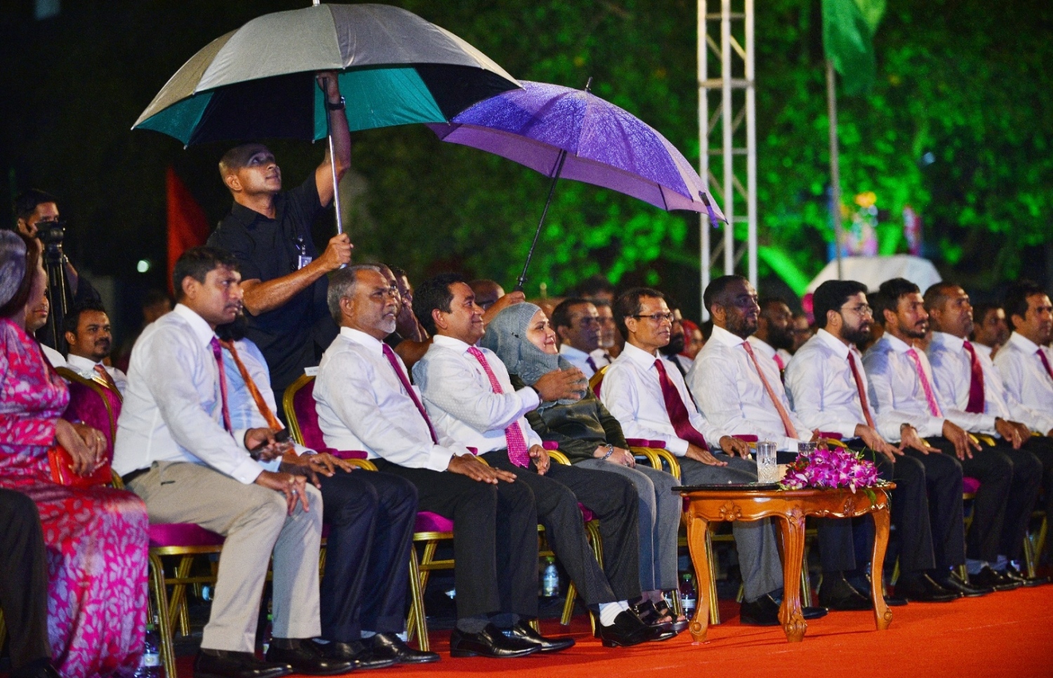 މާލެ އަށް މިރޭ ވެހުނު ވިއްސާރައާ އެކު، ޕީޕީއެމްގެ ޖަލްސާ އަލިމަސް ކާނިވާ ސަރަހައްދުގައި ކުރިއަށް ގެންދާއިރު، ރައީސް ޔާމީންގެ ދެކަނބަލުން އެ ޖަލްސާގައި ބައިވެރިވެވަޑައިގަންނަވަނީ.---ފޮޓޯ: ހުސެއިން ވަހީދު/މިހާރު