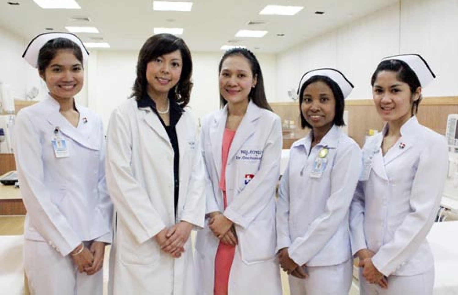 ތައިލެންޑްގެ މަޝްހޫރު ހޮސްޕިޓަލް ބަމްރުންގްރާޑްގެ ނަރުހުންގެ ޔުނީފޯމް