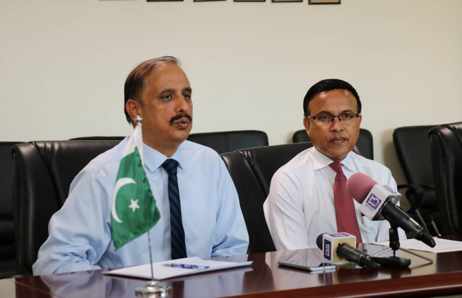 ޕާކިސްތާނުން ރާއް ޖެއަށް 30 ލެޕްޓޮޕް ހަދިޔާ ކުރަން އެޑިއުކޭޝަން މިނިސްޓްރީގައި މިއަދު ބޭއްވި ރަސްމިއްޔާތުގައި، ރާއްޖޭގައި ހުންނަވާ އެ ގައުމުގެ ސަފީރު ވަސީމް (ވ) ވާހަކަ ދައްކަވަނީ.-- ފޮޓޯ: އެޑިއުކޭޝަން މިނިސްޓްރީ