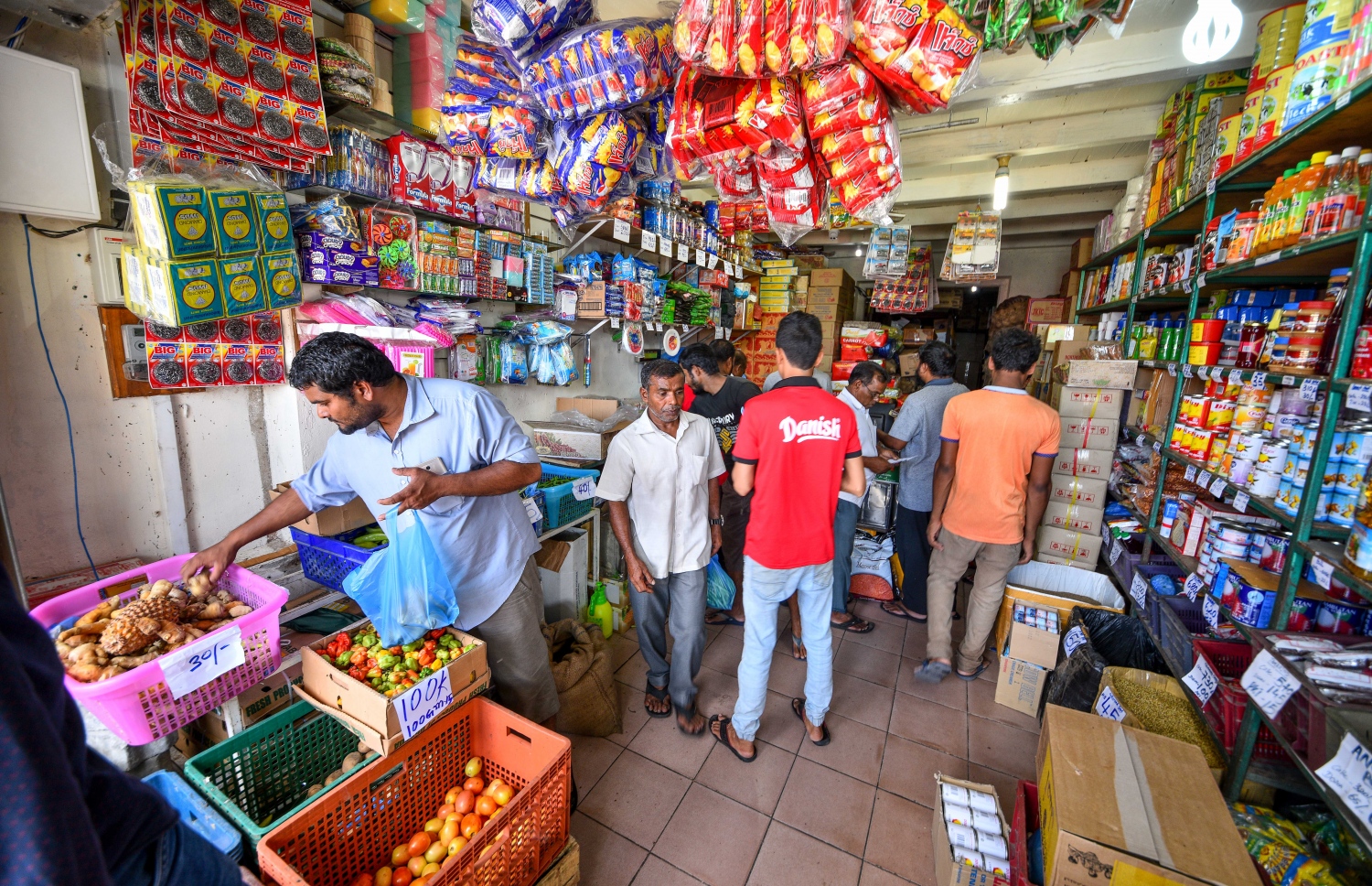 މާލެ: މޭ 14، 2018: ލޯކަލް މާރުކޭޓު ސަރަހައްދުގައި ބަޔަކު ވިޔަފާރި ކުރަނީ.-- ފޮޓޯ: ނިޝާން އަލީ/މިހާރު