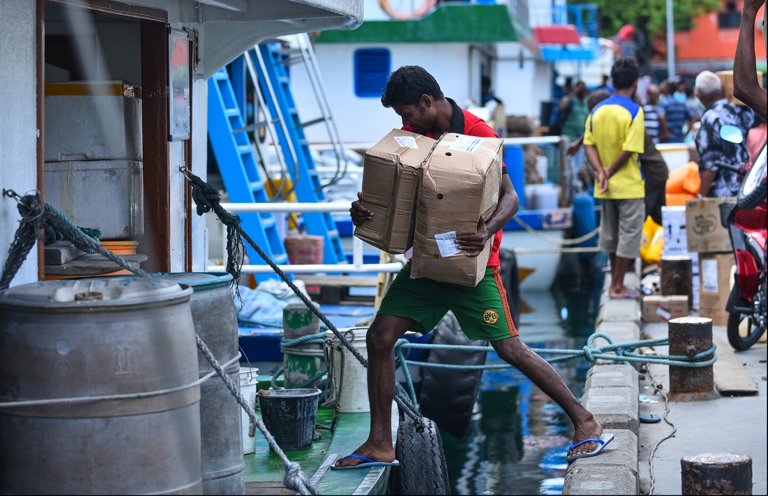 ނޯތު ހާބަރުގައި އޮތް ބޯޓަކަށް މުދާ އަރުވަނީ.-- ފޮޓޯ: މިހާރު/ހުސައިން ވަހީދު