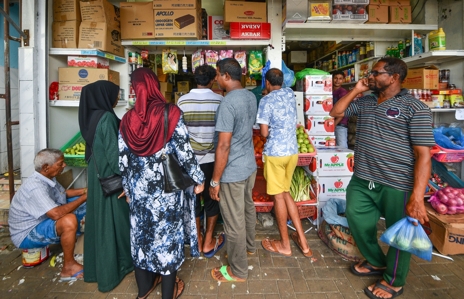 މާލެ: މޭ 14، 2018: ލޯކަލް މާރުކޭޓު ސަރަހައްދުގައި ބަޔަކު ވިޔަފާރި ކުރަނީ.-- ފޮޓޯ: ނިޝާން އަލީ/މިހާރު