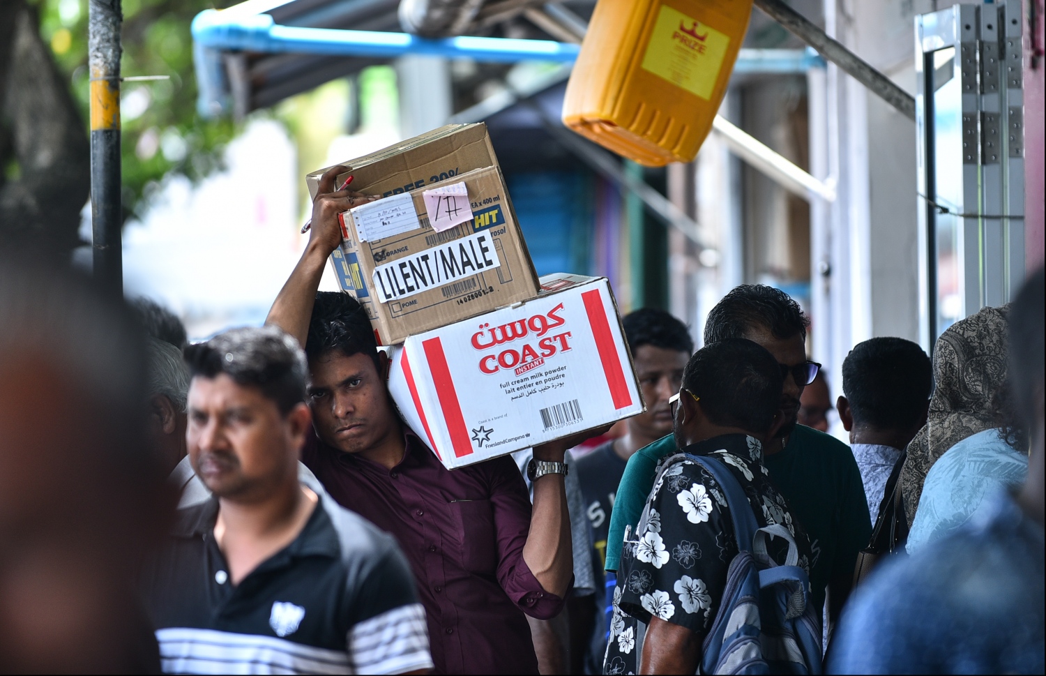 މަލޭ ނޯތު ހާބަރު ސަރަހައްދުން މުދާ އުުފުލުމުގެ ކަންކަން ކުރަނީ--ފޮޓޯ:މިހާރު