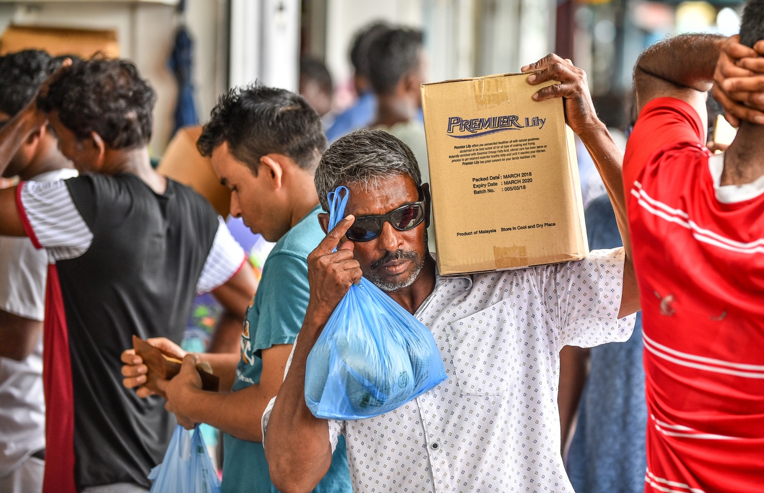 މާލެ: މޭ 14، 2018: ލޯކަލް މާރުކޭޓު ސަރަހައްދުގައި މީހަކު މުދާ އުފުލަނީ.-- ފޮޓޯ: ނިޝާން އަލީ/މިހާރު