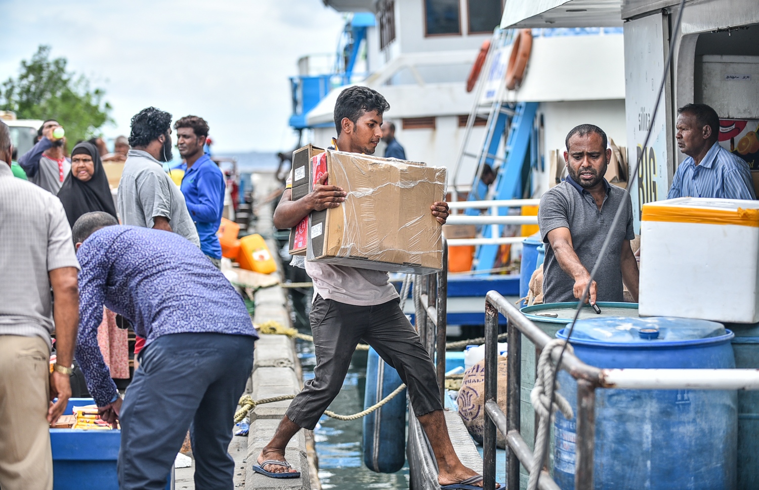 މާލެ: މޭ 14، 2018: ނޯތު ހާބަރުގައި ބޯޓަކަށް މުދާތަކެއް އަރުވަނީ.-- ފޮޓޯ: ނިޝާން އަލީ/މިހާރު