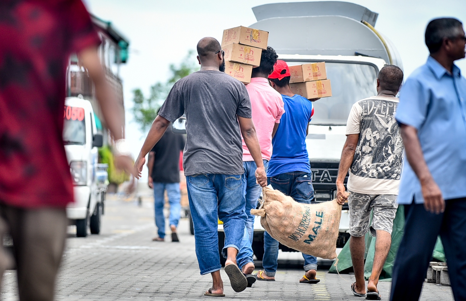 މާލެ: މޭ 14، 2018: ނޯތު ހާބަރުގައި މުދާތަކެއް އުފުލަނީ.-- ފޮޓޯ: ނިޝާން އަލީ/މިހާރު