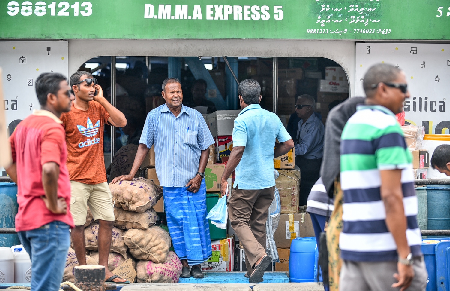 މާލެ: މޭ 14، 2018: ނޯތު ހާބަރުގައި ބޯޓަކަށް އަރުވާފައި ހުރި މުދާތަކެއް.-- ފޮޓޯ: ހުސައިން ވަހީދު/މިހާރު