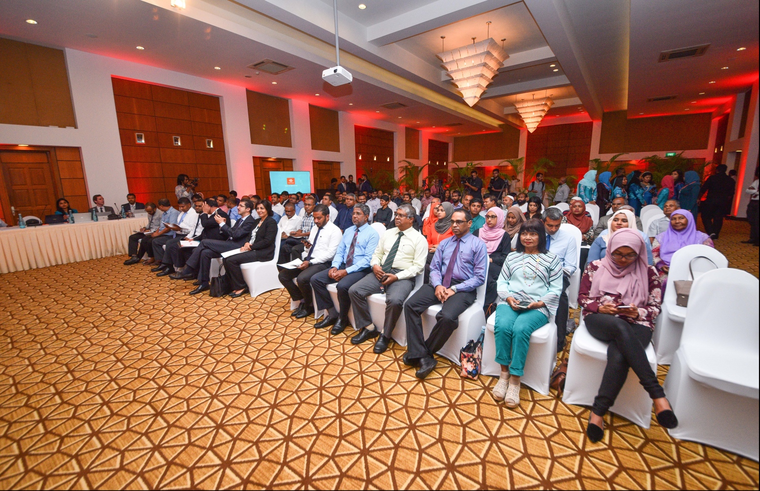 ކުރުނބާ މޯލްޑިވެސް ރިސޯޓު: މޭ 14، 2018- ދިރާގުގެ 29 ވަނަ އަހަރީ އާންމު ޖަލްސާގެ ތެރެއިން: ދިރާގަށް މިދިޔަ އަހަރު ލިބުނު ފައިދާގެ ތެރެއިން ކޮންމެ ހިއްސާ އަކަށް 11.81ރ. ބަހަން ވަނީ ފާސްކޮށްފައި.---ފޮޓޯ: ހުސައިން ވަހީދު/މިހާރު