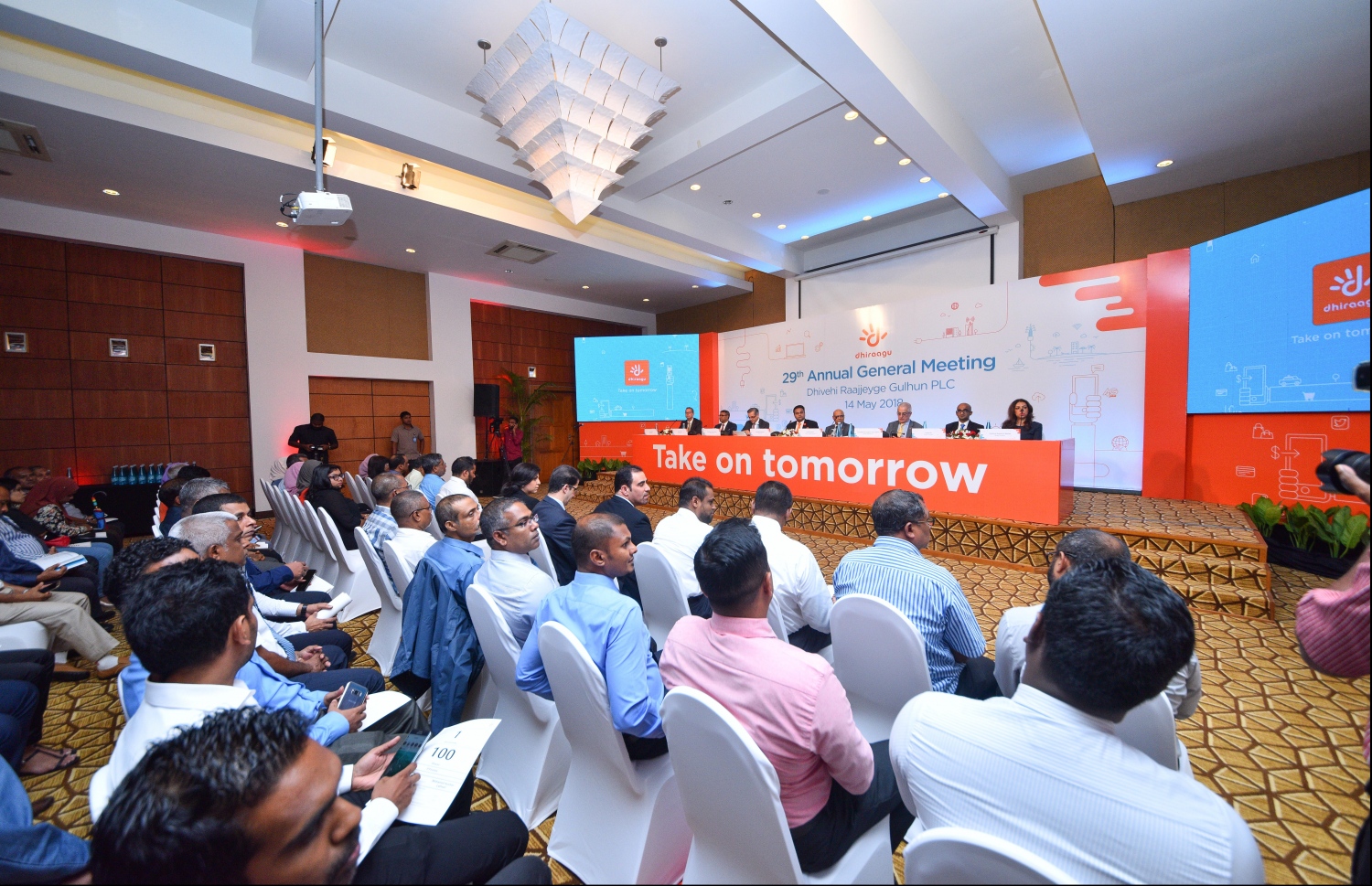 ކުރުނބާ މޯލްޑިވެސް ރިސޯޓު: މޭ 14، 2018- ދިރާގުގެ 29 ވަނަ އަހަރީ އާންމު ޖަލްސާގެ ތެރެއިން: ދިރާގަށް މިދިޔަ އަހަރު ލިބުނު ފައިދާގެ ތެރެއިން ކޮންމެ ހިއްސާ އަކަށް 11.81ރ. ބަހަން ވަނީ ފާސްކޮށްފައި.---ފޮޓޯ: ހުސައިން ވަހީދު/މިހާރު