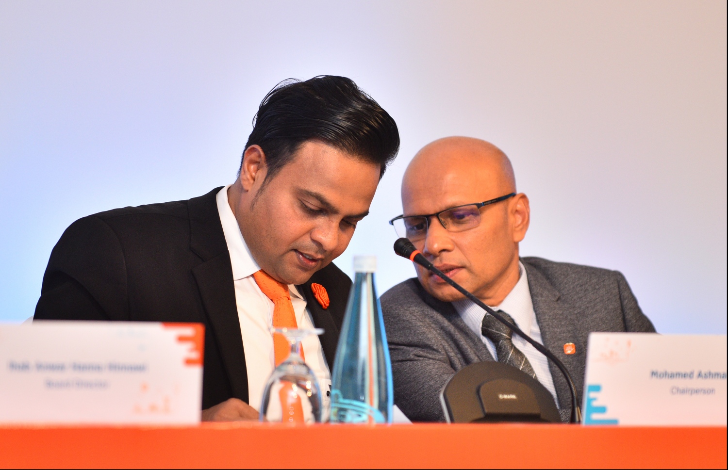 ކުރުނބާ މޯލްޑިވެސް ރިސޯޓު: މޭ 14، 2018- ދިރާގުގެ 29 ވަނަ އަހަރީ އާންމު ޖަލްސާގައި އެކުންފުނީގެ ޗެއާމަން އަޝްމަލީ އަދި ސީއީއޯ އަދި އެމްޑީ އިސްމާއިލް ރަޝީދު ބައިވެރިވެވަޑައިގަންނަވަނީ: ދިރާގަށް މިދިޔަ އަހަރު ލިބުނު ފައިދާގެ ތެރެއިން ކޮންމެ ހިއްސާ އަކަށް 11.81ރ. ބަހަން ވަނީ ފާސްކޮށްފައި.---ފޮޓޯ: ހުސައިން ވަހީދު/މިހާރު